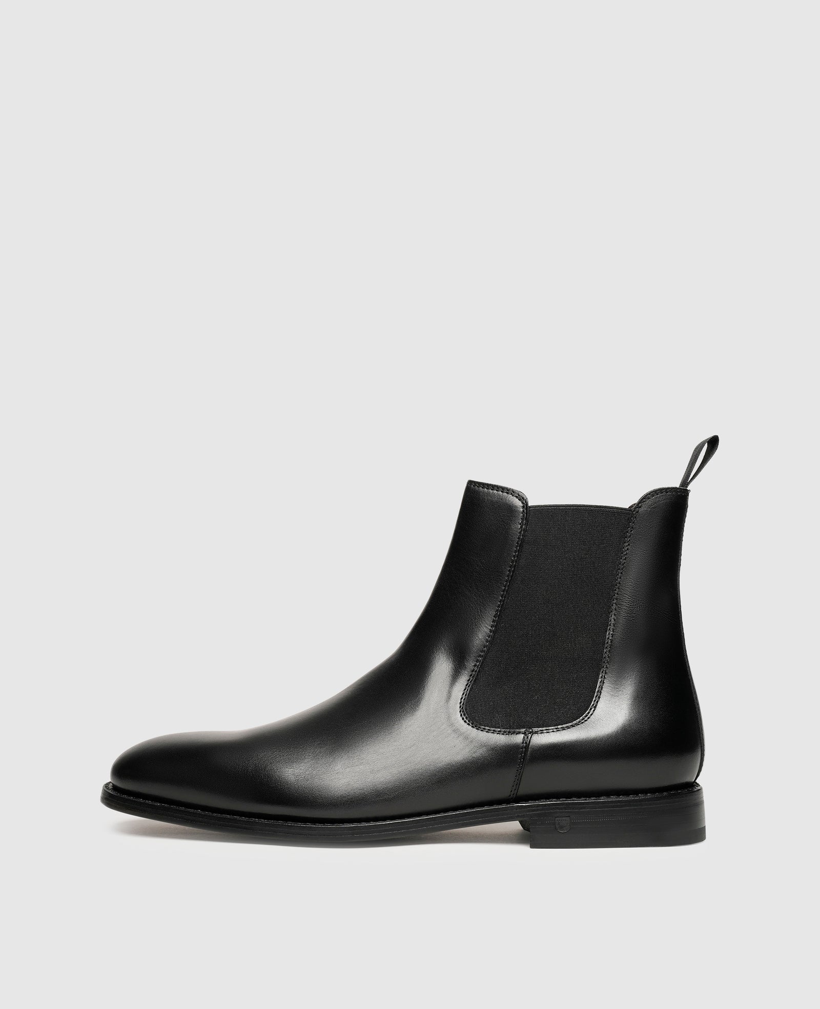 Handcrafted Chelsea boots for men made of fine smooth leather